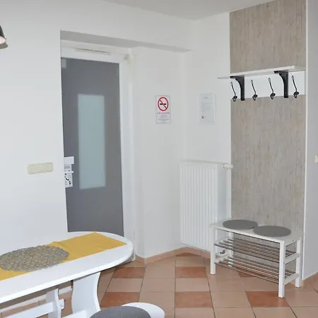 Alexandra Apartment *